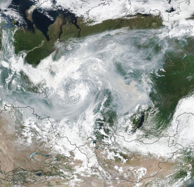 imagen satelital del Observatorio de la Tierra de la NASA que muestra el humo de los incendios forestales sobre Rusia, creada por múltiples incendios y extendida por más de 4,5 millones de kilómetros cuadrados de Asia central y septentrional. (EFE/EPA/NASA)