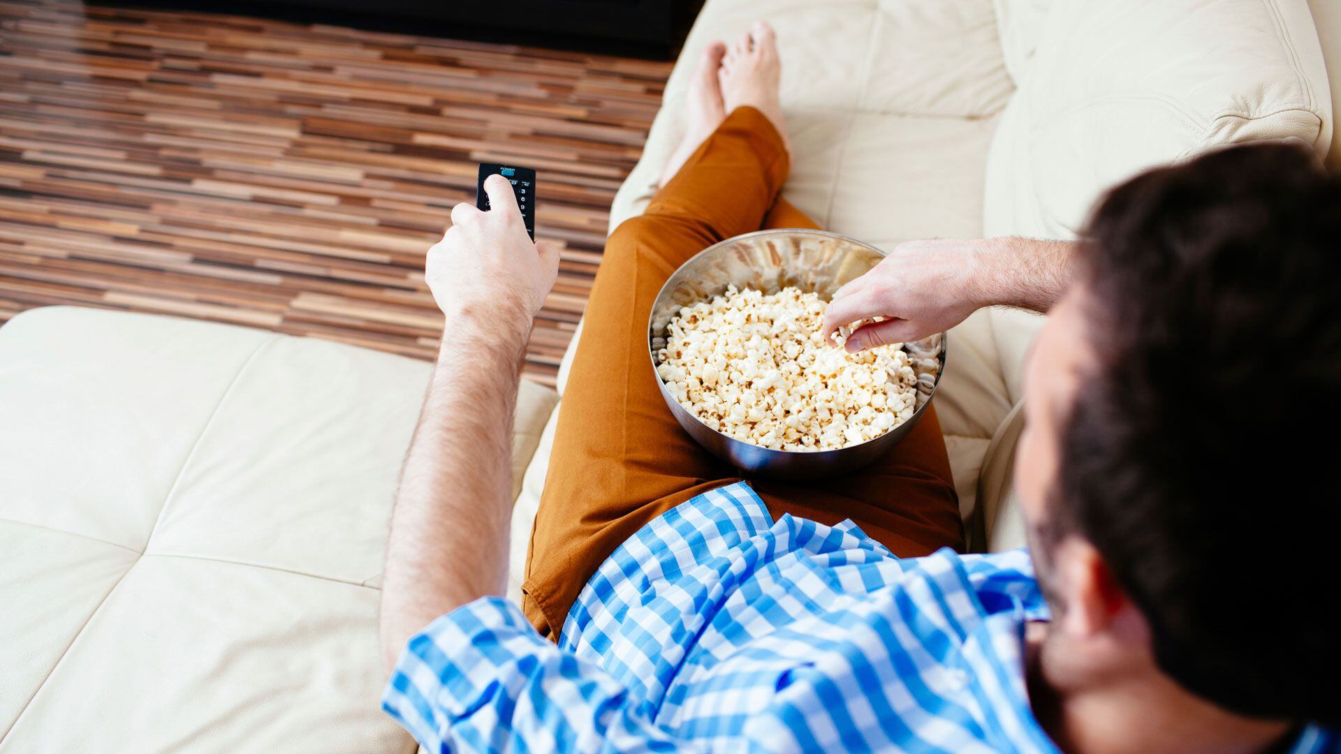 Desde la comida de baja calidad nutricional hasta las redes sociales, estas conductas ofrecen beneficios emocionales rápidos pero de corta duración (iStock)