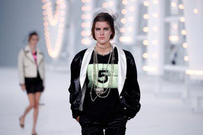 Como novedad en esta nueva colección, en Chanel presentaron remeras estampadas con el logotipo "number 5", mítico de la maison francesa para completar los looks sastreros de la marca