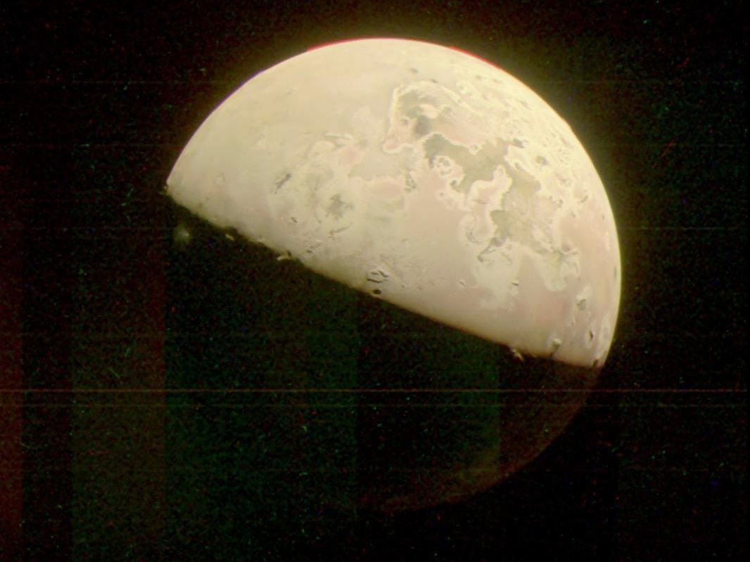 La nave Juno capta una columna volcánica en la luna  (Europa Press)
