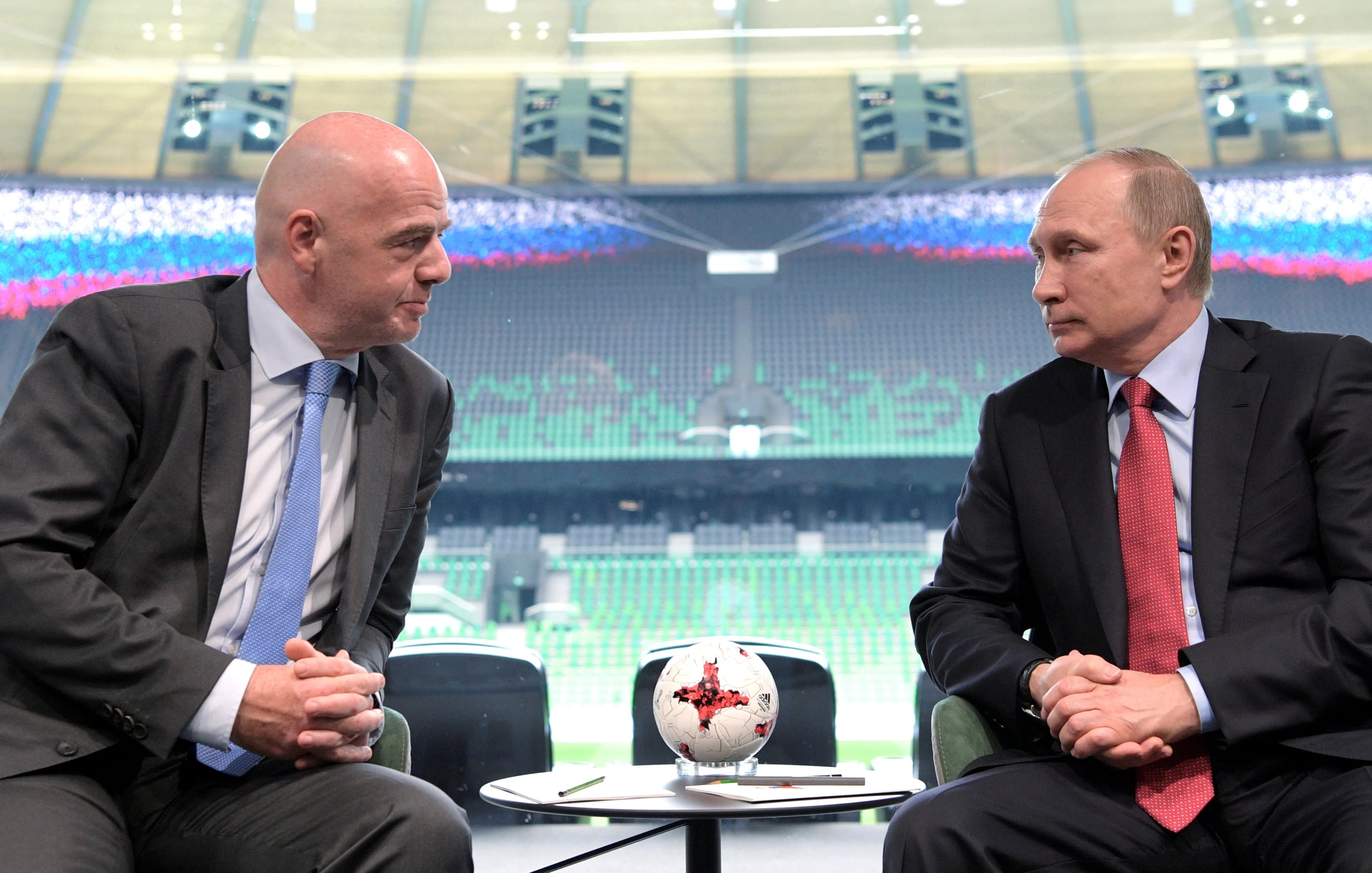 Gianni Infantino, presidente de la FIFA, junto al presidente ruso Vladimir Putin en el Krasnodar Stadium (Reuters)