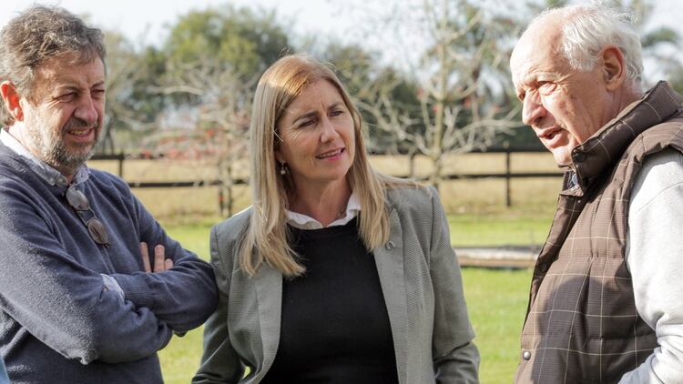 Lavagna junto a sus principales colaboradores en su campo de Máximo Paz