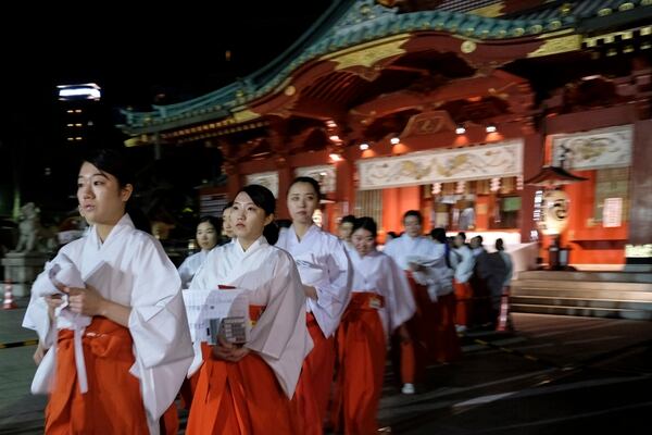 Fieles en el templo de Kanda Myojin en Tokio, dando comienzo a tres días de rezos en los templos de Japón para atraer la buena fortuna en el año que comienza