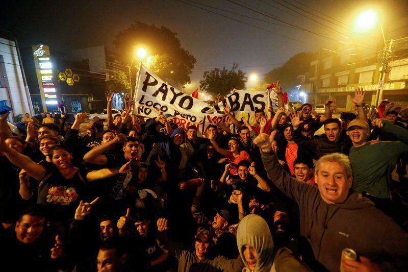 La Policía encontró entre los manifestantes una cantidad de elementos carburantes, preparados como para detonar algunas bombas molotov (REUTERS)