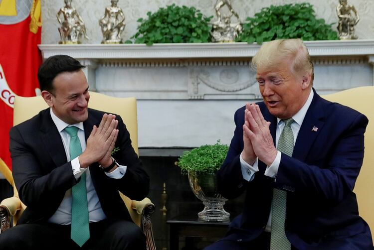Trump saludó al premier irlandés, Leo Varadkar, sin un apretón de manos (Reuters)