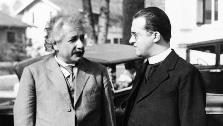 El astrónomo Georges Lemaitre con Albert Einstein luego de una charla en Pasadena, California, en 1932
