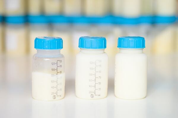 En los BLH, además del almacenamiento de la leche donada, se llevan a cabo investigaciones y actividades de desarrollo tecnológico, informativo y educacional (Getty Images)