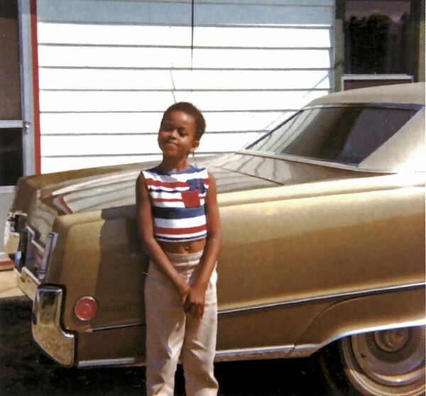 Michelle Obama junto al Buick que a su padre le encantaba manejar, en Chicago.