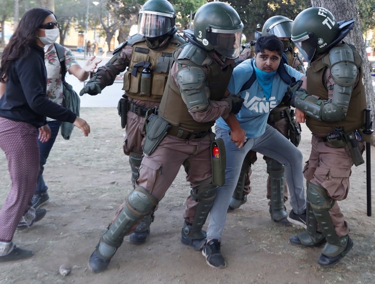 La Policía de Valparaiso se lleva detenido a un manifestante (REUTERS /Goran Tomasevic)