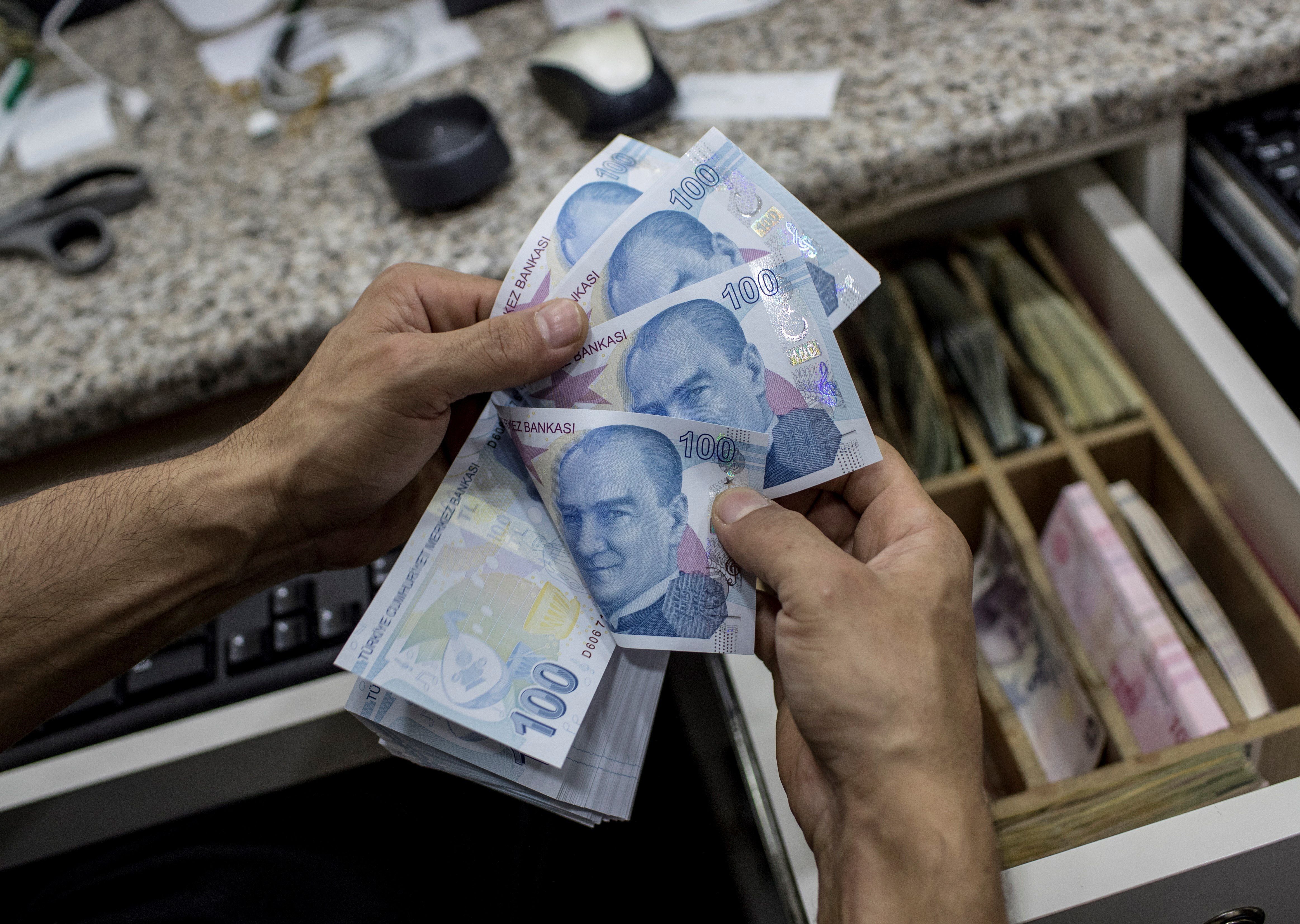 Un trabajador cambia dinero en un puesto de cambio de divisa en Estambul (EFE)