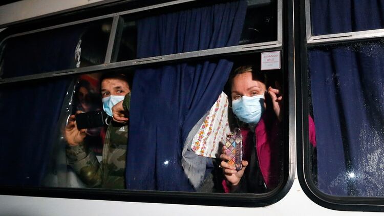 Evacuados de la ciudad china de Wuhan debido al coronavirus y que fueron trasladados a Ucrania para la cuarentena (AP Photo/Efrem Lukatsky)