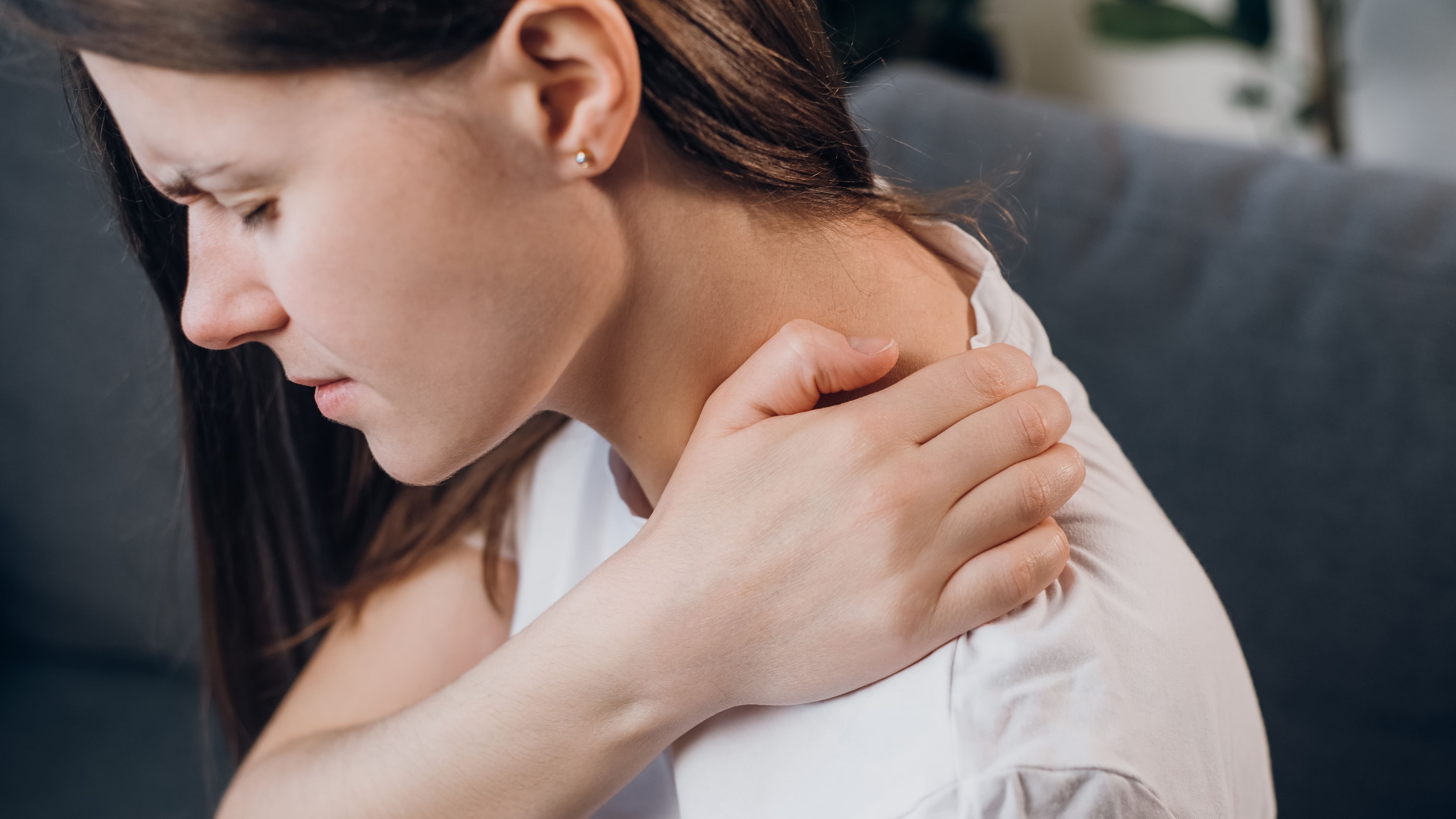 Una mujer sufre dolor de cuello (Shutterstock)
