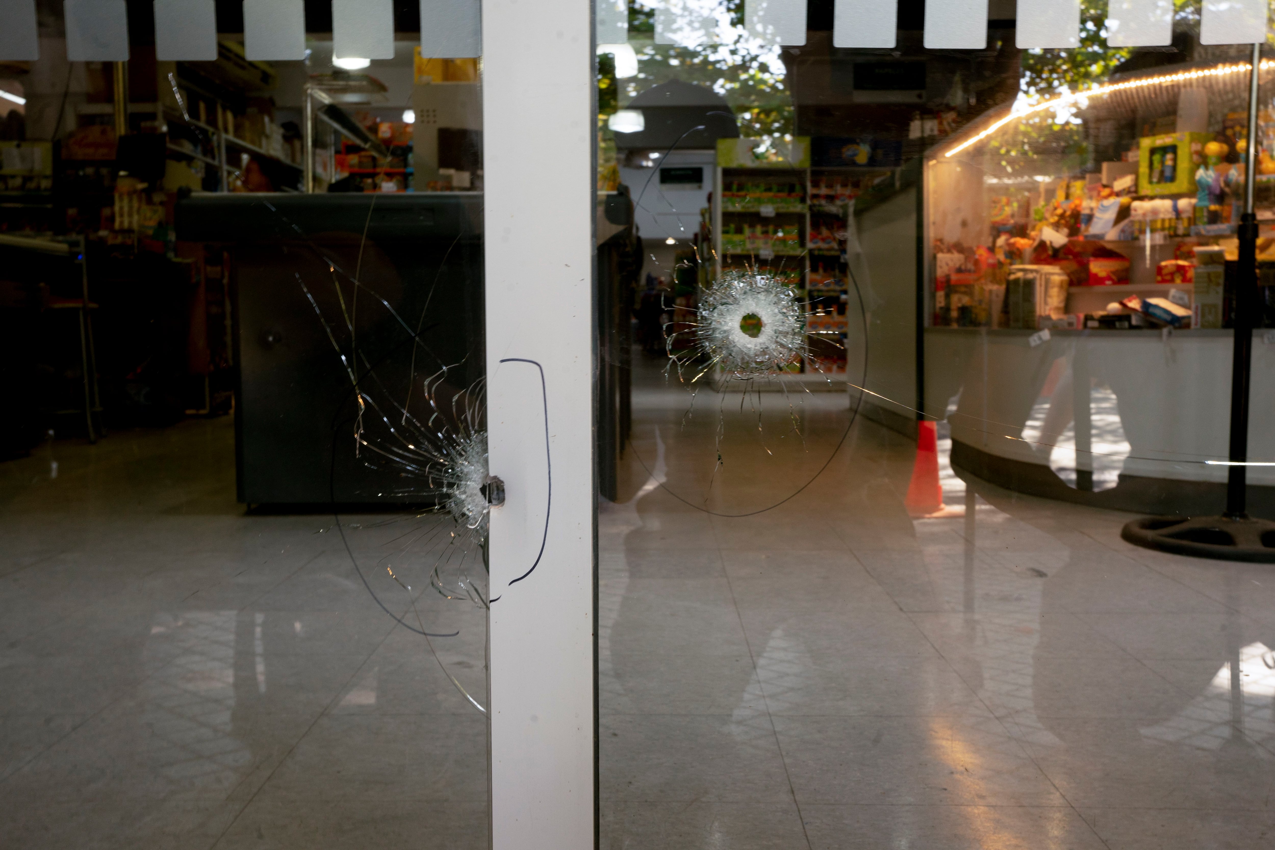 Los orificios de bala que impactaron las ventanas del supermercado Único, propiedad de la familia de la esposa de Messi. Ocurrió el jueves 2 de marzo de 2023.  (AP Foto/Sebastián López Brach)