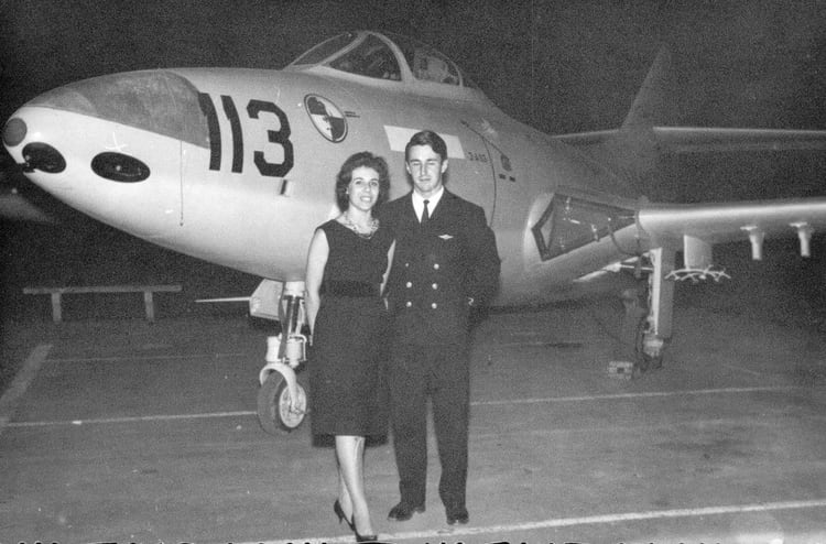 Graciela y Alberto Philippi delante del avión del piloto.