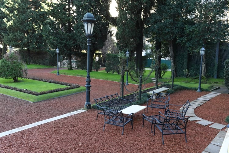 El jardín que da hacia la calle Kennedy, en Palermo, dispone de casi cuatro mil metros cuadrados, un diseño simétrico con senderos, una obra del paisajista Carlos Thays
