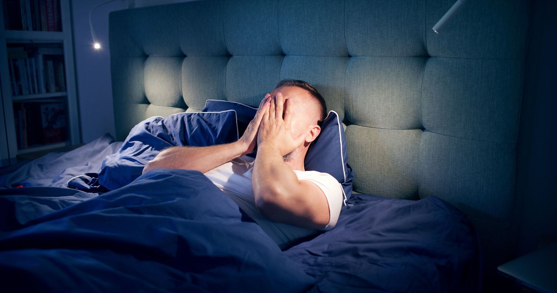 El insomnio o la sensación de no haber tenido un sueño reparador al despertarse son dos síntomas típicos de la ansiedad
