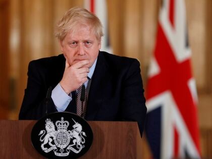 Boris Johnson planea una revisión de las normas publicadas en enero que daban espacio al gigante tecnológico chino (Reuters)