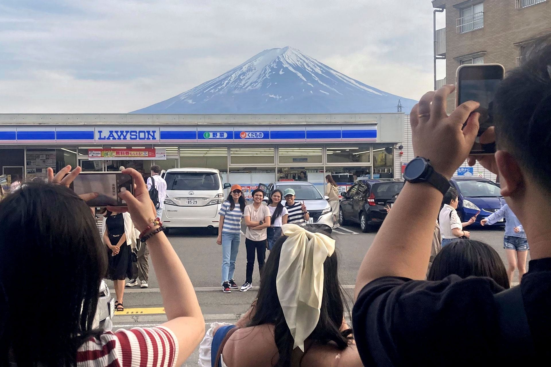 Una ciudad de Japón construye una gran pantalla que bloquea la vista del monte Fuji