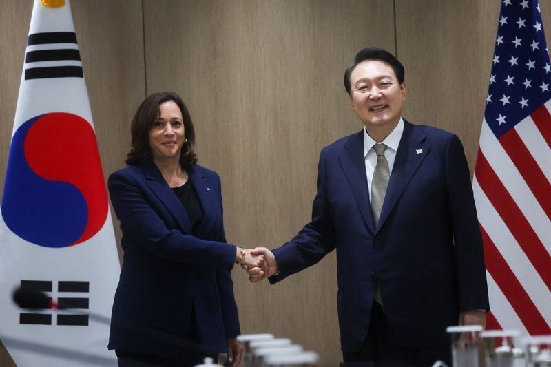 La vicepresidenta de Estados Unidos, Kamala Harris, y el presidente de Corea del Sur, Yoon Suk-yeol, mantienen una reunión bilateral en Seúl, Corea del Sur. 29 de septiembre de 2022. REUTERS/Leah Millis/Pool