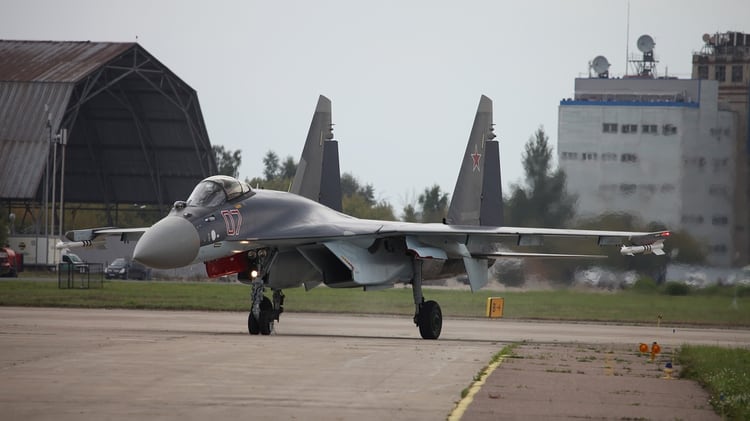 Un Su-35 preparado para el despegue. Se trata de la última versión del Su-27 Flanker, que voló por primera vez en los últimos años de la Guerra Fría