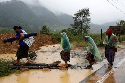 Mujeres caminan en zona afectada por las inundaciones tras el huracán Eta en Guatemala, Purulha, Baja Verapaz (Reuters)