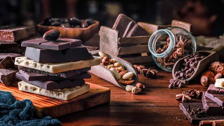  Los antioxidantes llamados flavonoles abundan en los granos de cacao que se usan para hacer chocolate. Cuanto más oscur 