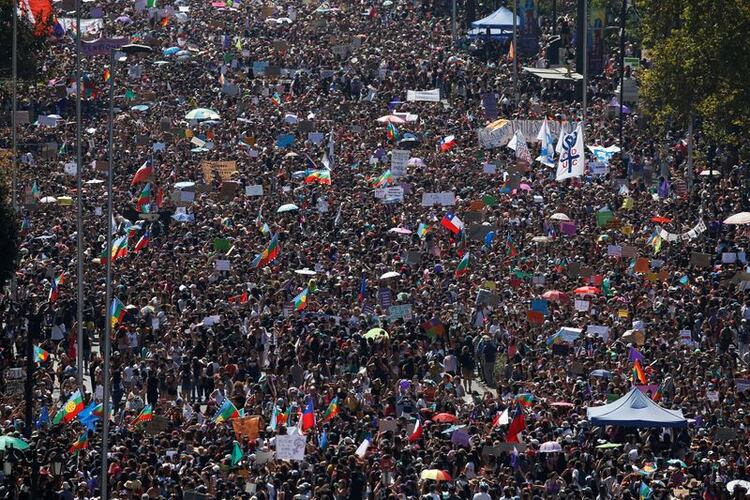 Una multitud participó de la marcha para conmemorar el Día de la Mujer en Santiago, Chile, el 8 de marzo de 2020 (REUTERS/Lucas Alvarado)
