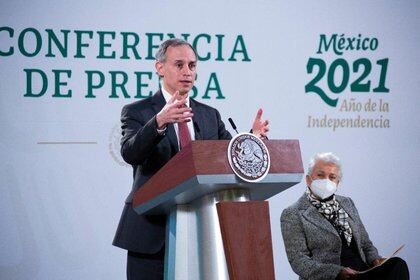 López-Gatell, de 51 años, fue reticente a usar el cubrebocas al principio de la epidemia (Foto: Presidencia de México)
