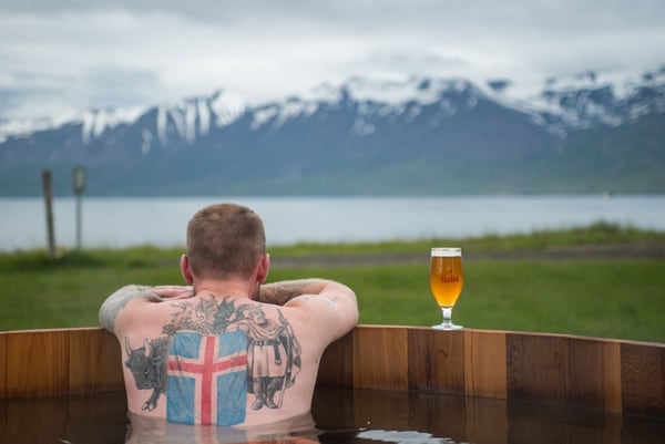 Aron Gunnarsson, capitán de la Selección de Islandia y dueño de una cervecería, luce su impactante tatuaje