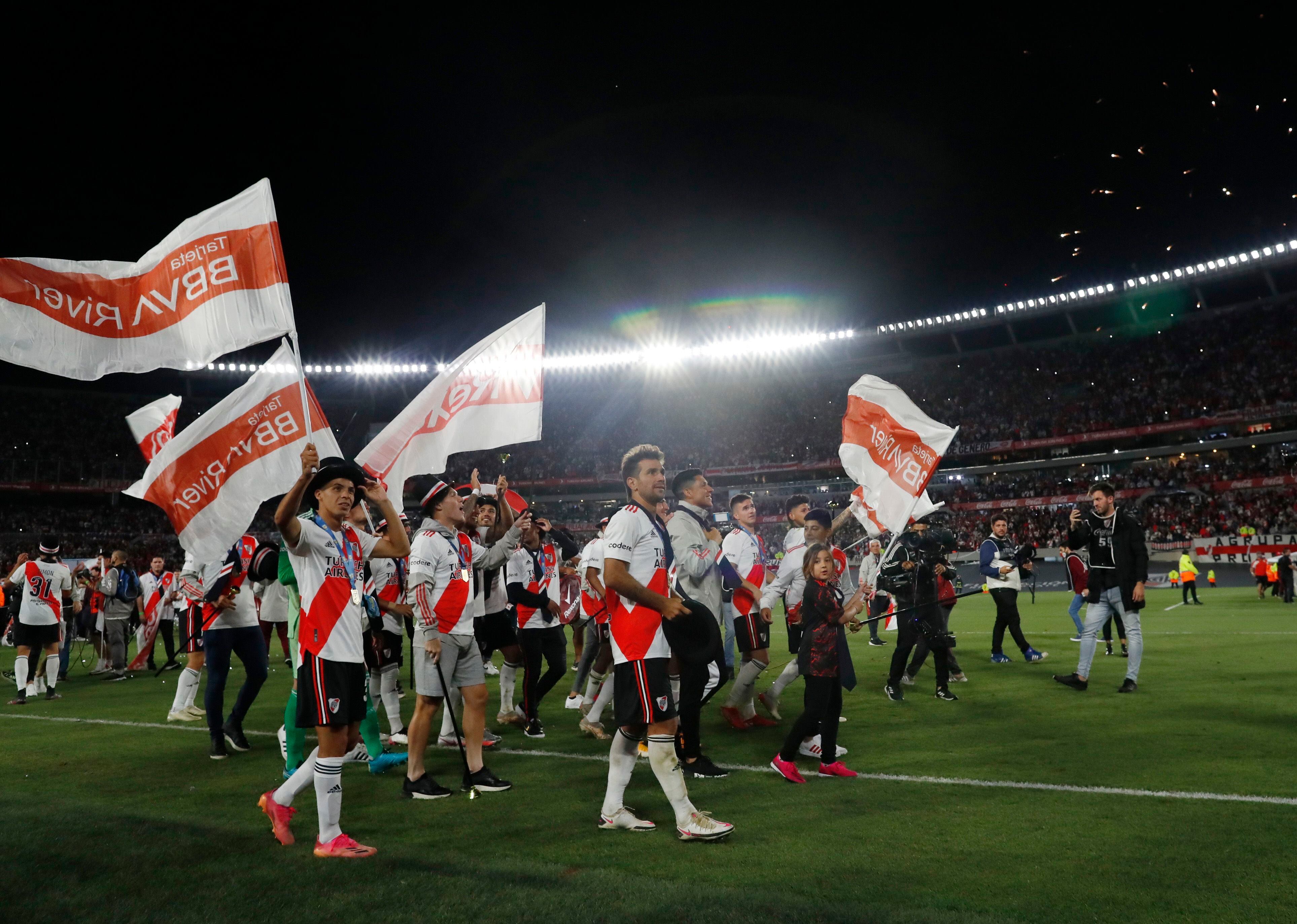 River festeja su coronación sobre el césped de su estadio, que fue uno de los factores que permitieron mejorar parte de la producción del equipo (REUTERS/Agustin Marcarian)