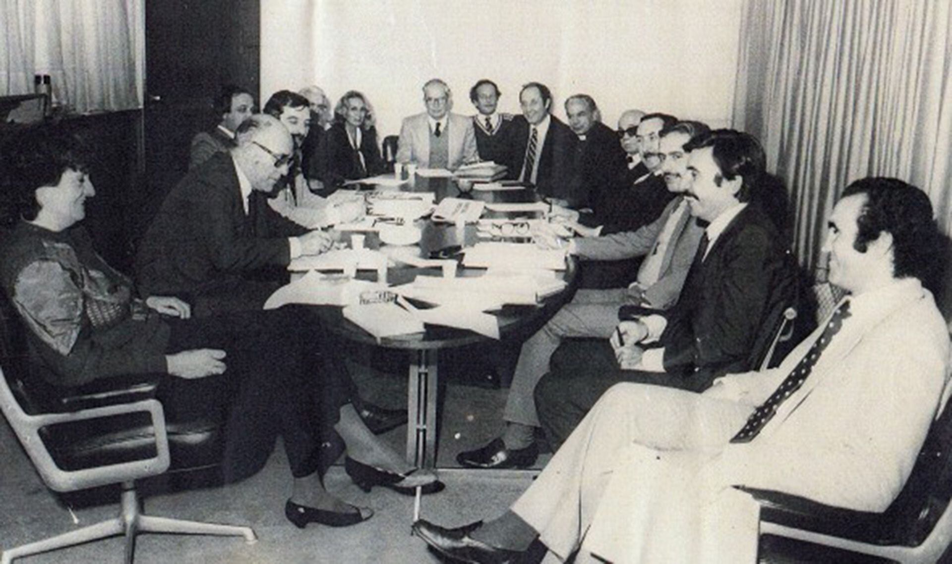 Los integrantes de la CONADEP: presidida por Ernesto Sábato, contaba con diez personalidades de gran prestigio y seis legisladores