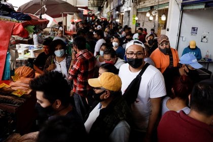 Personas con tapaboca en las calles de Ciudad de México (REUTERS/Luis Cortes)