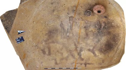 Aún no se han identificado restos humanos en las tumbas centrales, pero se han encontrado restos de varios enterramientos de la misma época en los terraplenes de tierra a su alrededor, incluido este entierro de una mujer neolítica. (Crédito de la imagen: Jan Bulas)