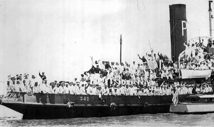 Una de las chatas que transportaron a los marineros alemanes al puerto de BuenosAires