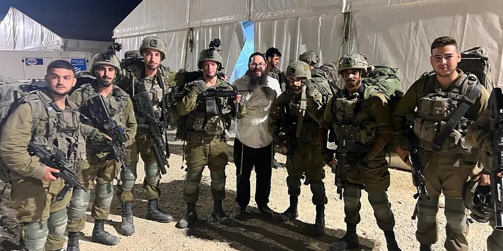 El rabino argentino que alienta a los soldados israelíes antes de marchar a la batalla contra Hamas
