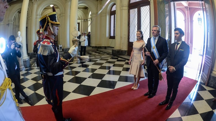 Fabiola Yañez, actual primera dama, lució un vestido en color rosa empolvado con mangas japonesas y escote bote y corte a la rodilla irregular con lazo en la cintura de Evangelina Bomparola con zapatos de Sylvie Geronimi y clutch a tono. 