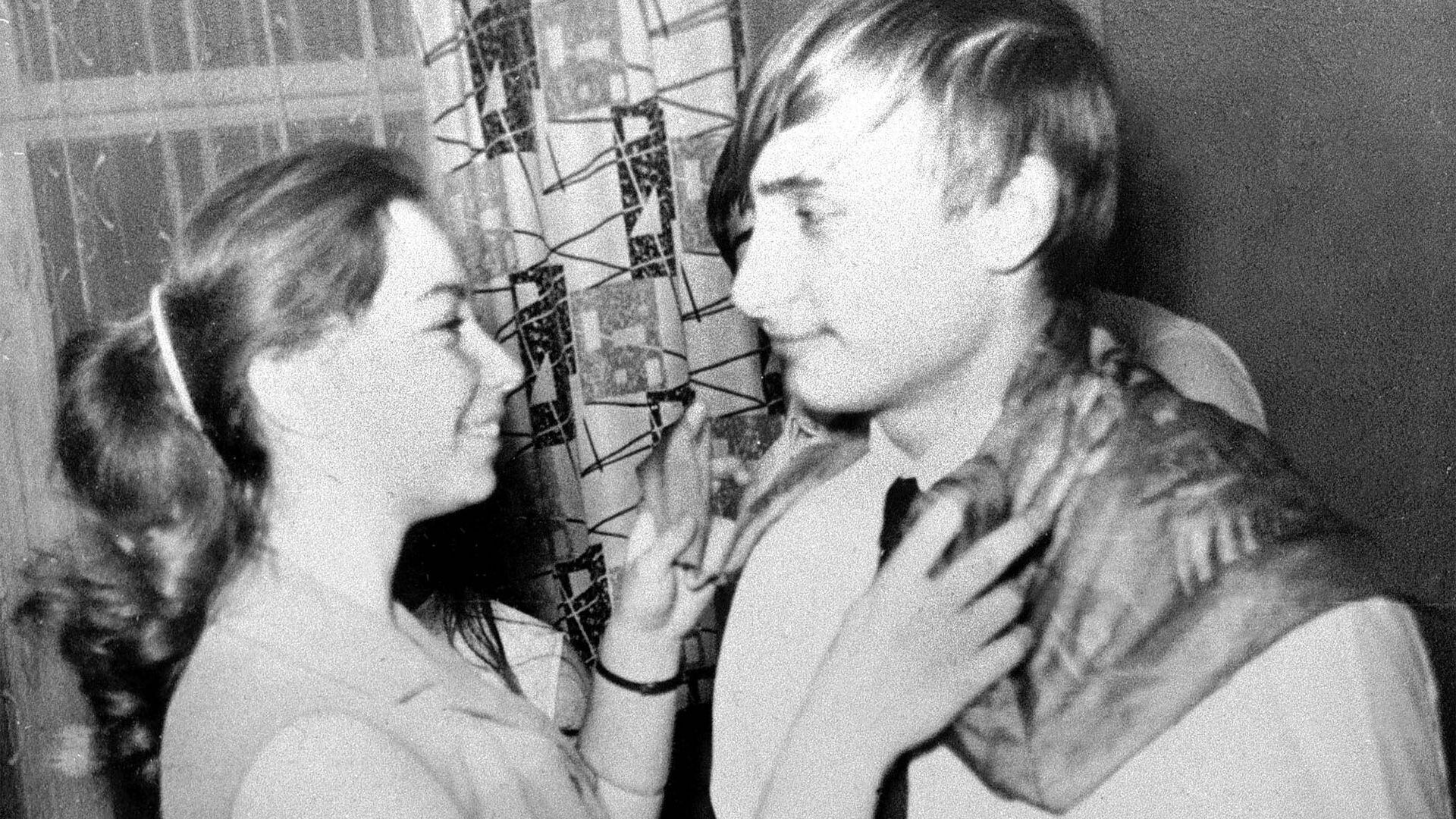 Vladimir Putin en 1970, en un baile junto a una compañera de escuela en San Petesburgo cuyo nombre, trascendió, era Elena, ,right, dances with his classmates Elena. Hoy, esa chica está casada con otro compañero de clase, llamado Sergey Kudrow (Photo by Laski Diffusion)