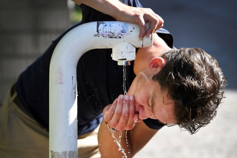 Un hombre bebe agua (REUTERS/Piroschka van de Wouw)