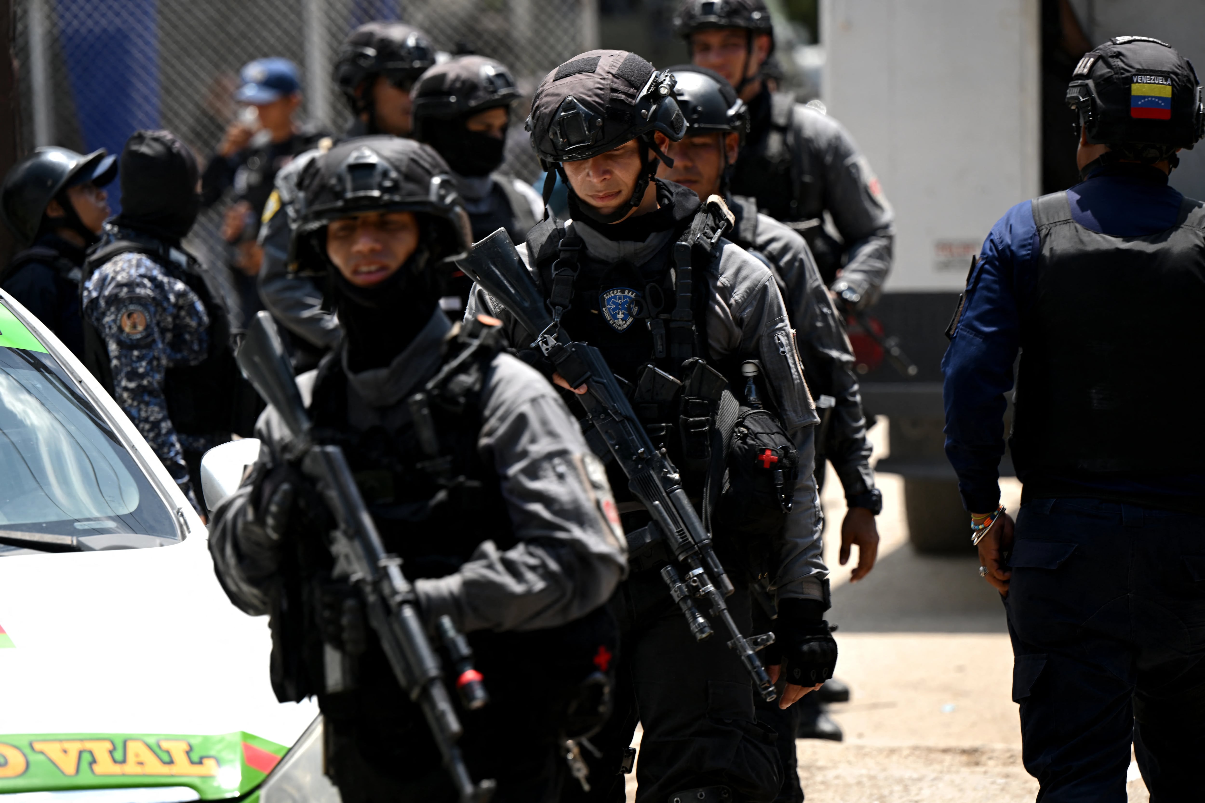 Granadas, máquinas para minar criptomonedas, drogas y hasta motos: la policía venezolana desmanteló las operaciones de una banda en prisión (AFP)