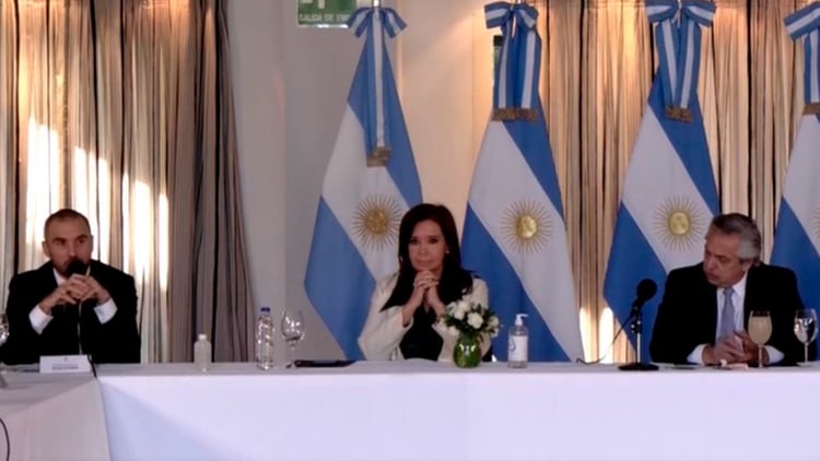 Martín Guzmán, Cristina Fernández de Kirchner y Alberto Fernández (de izquierda a derecha), cuando se presentó la oferta a los bonistas extranjeros