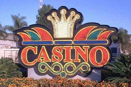 Esta mañana, mientras manejaba por el barrio de Puerto Madero, un automovilista advirtió que “un bulto flotaba en el agua” a la altura del Casino. 