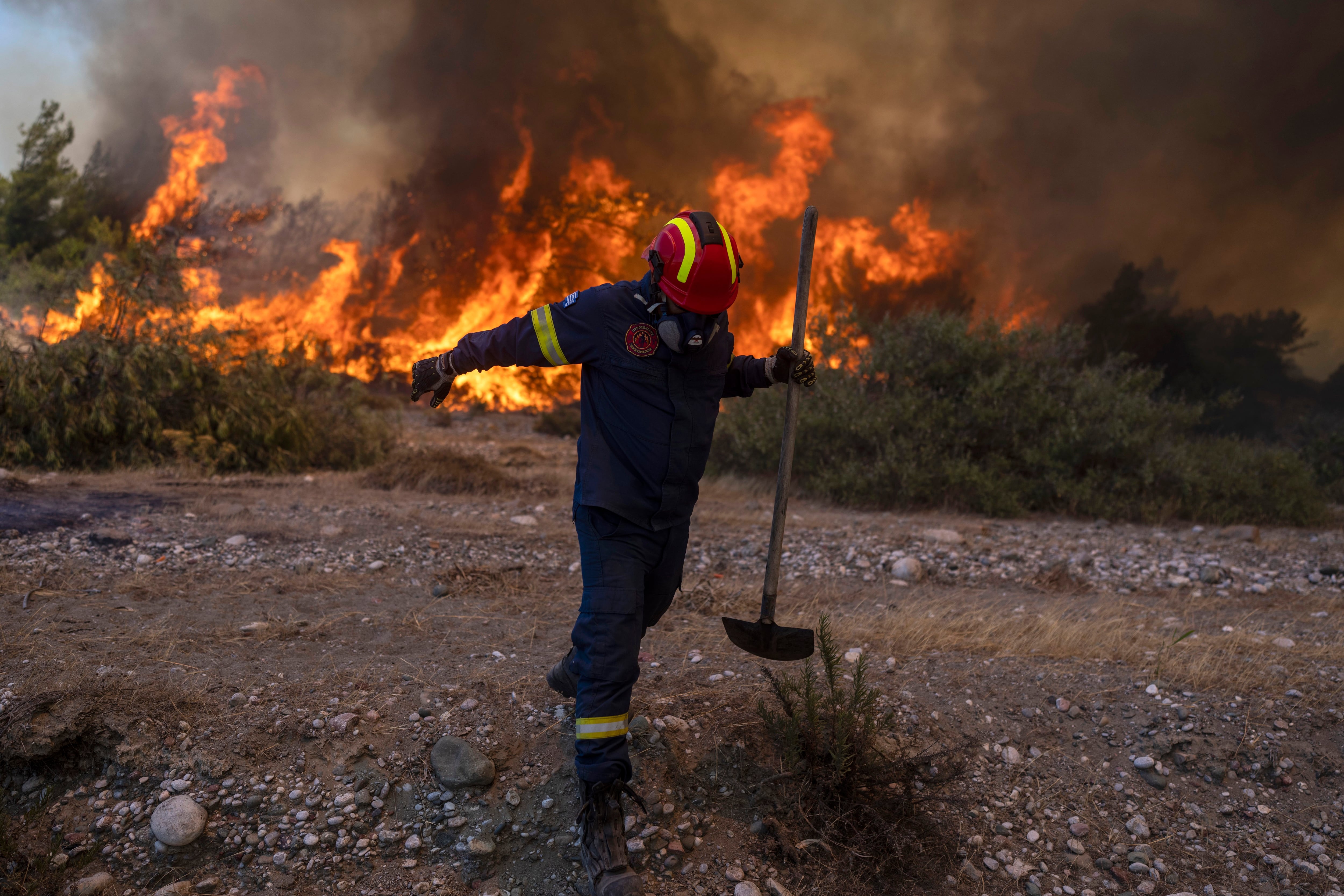 Las llamas en Rodas ya han calcinado más de 14.000 hectáreas de bosque y varias viviendas (AP Foto/Petros Giannakouris)
