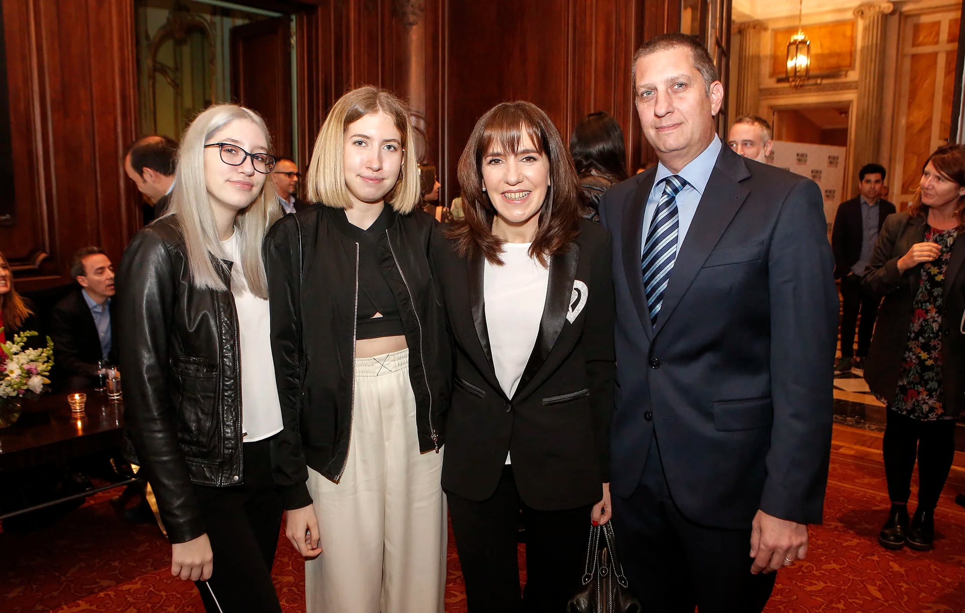 Macó Estebanez, directora de marketing de Danone Argentina – Women to Watch 2017 – con sus hijas Pilar y Milagros y su marido Juan Grecco