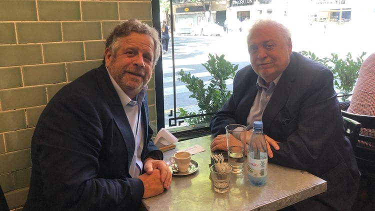 Ginés González García junto a Adolfo Rubinstein en la reunión de transición 