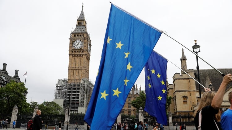 Banderas de la UE en Londres, frente al edificio del Parlamento británico. (Reuters)