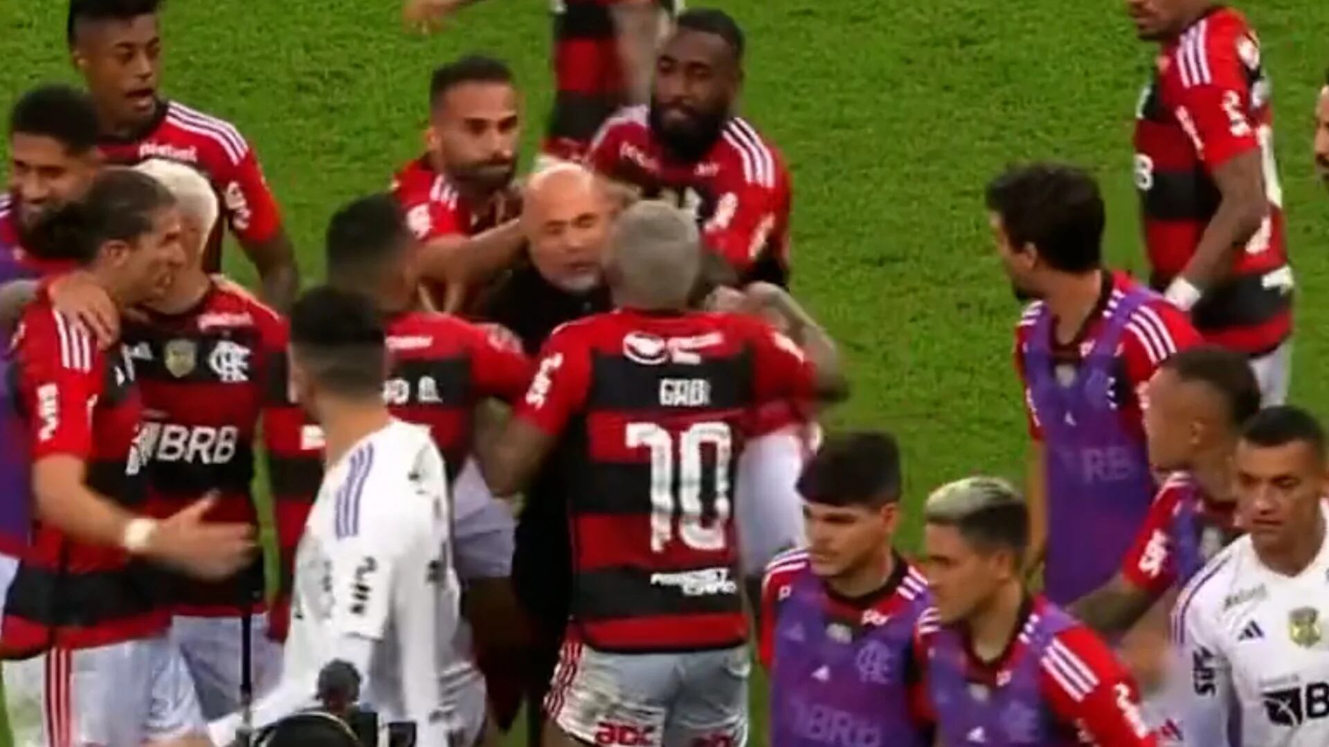 Insólito festejo: Sampaoli fue abofeteado en la cabeza por los jugadores de Flamengo en medio de múltiples conflictos      