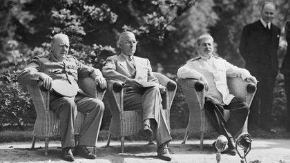 el primer ministro birtánico Winston Churchill, el presidente de los Estados Unidos Harry S. Truman, y el premier soviético Joseph Stalin, juntos en la Conferencia de Potsdam en1945 (Getty)