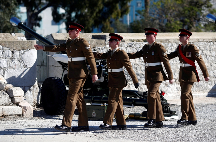 Miembros del Real Regimiento de Gibraltar marchan después de disparar una salva de 21 cañones para conmemorar el 67º aniversario de la llegada al trono de la Reina Isabel de Inglaterra, frente al Peñón en el territorio británico de ultramar históricamente reclamado por España, el 6 de febrero de 2019 (REUTERS/Jon Nazca/File Photo)