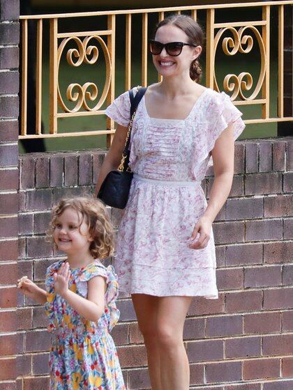 Natalie Portman fue vista mientras llegaba a recoger a su hija del colegio, en Sídney. La actriz -que está filmando "Thor Love and Thunder"- organizó su agenda para poder pasar tiempo y no perderse momentos con la niña