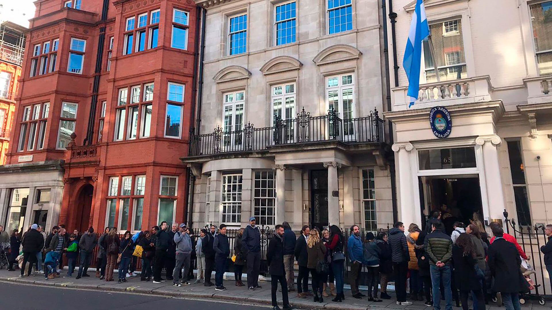 Una cola con votantes argentinos en el exterior en la representación diplomática argentina de Países Bajos (@JorgeFaurie)